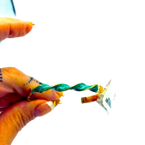 NEW Gold & GREEN ENAMEL GORGEOUS PIECE ENAMEL BANGLE - Picture 9 of 14